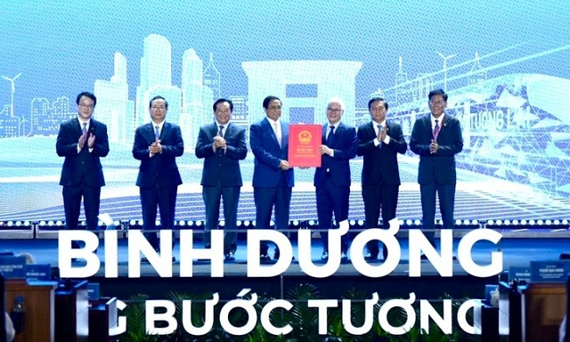 binh-duong-trao-quyet-dinh-chu-truong-dau-tu-6-du-an-tri-gia-1-5-ty-usd