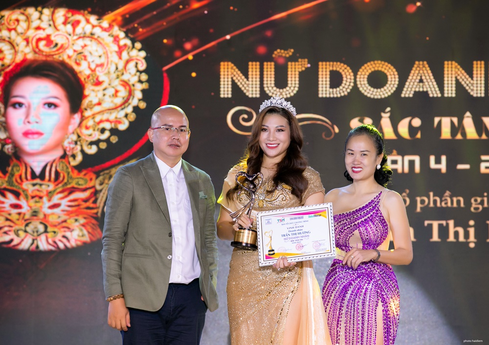 ceo-tran-thi-huong-duoc-vinh-danh-nu-doanh-nhan-sac-tam-tai-lan-4-wshowbiz-1