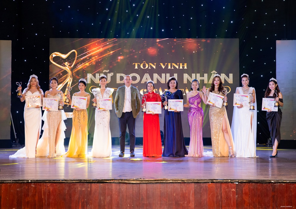 ceo-tran-thi-huong-duoc-vinh-danh-nu-doanh-nhan-sac-tam-tai-lan-4-wshowbiz-2