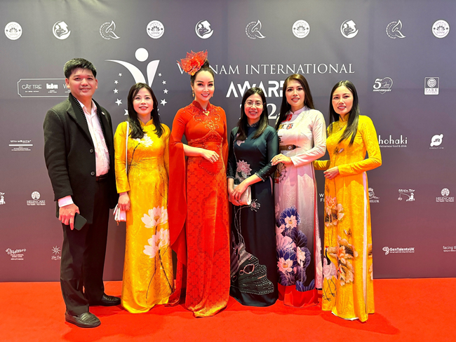 -mai-thu-huyen-thang-giai-excellence-in-leadership-tai-vietnam-international-awards-o-anh-quoc-tgnguoinoitieng6