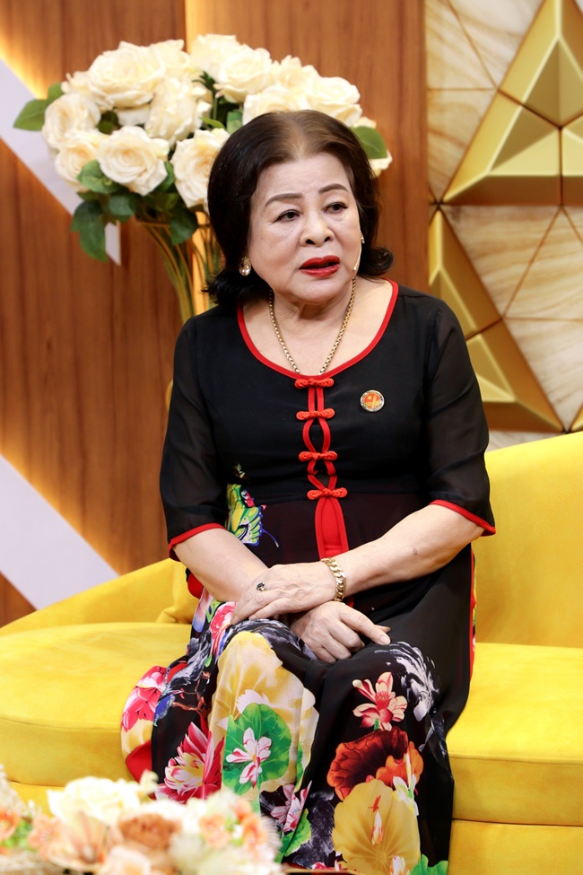 ca-si-nguyen-phi-hung-kham-phuc-voi-chuyen-tinh-hon-50-nam-cua-cap-vo-chong-trung-nien-showbiz2