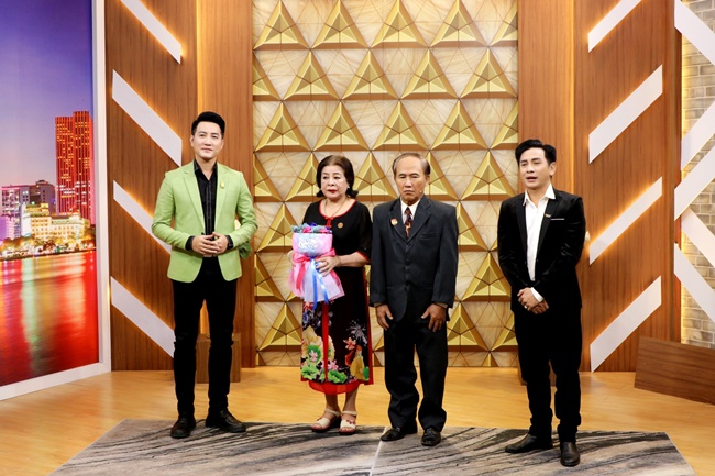 ca-si-nguyen-phi-hung-kham-phuc-voi-chuyen-tinh-hon-50-nam-cua-cap-vo-chong-trung-nien-showbiz3