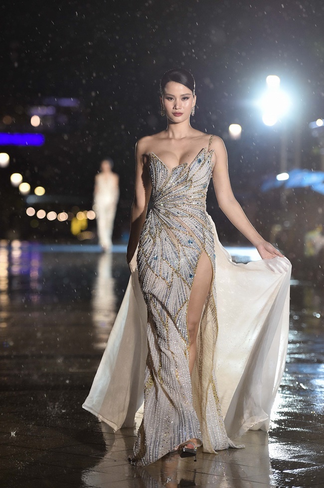 a-hau-hoan-vu-nhat-ban-megumi-wilson-catwalk-cung-dan-thi-sinh-hoa-hau-dai-duong-viet-nam-2023-SHOWBIZ-3