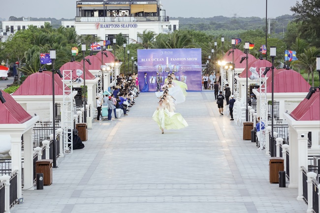 a-hau-hoan-vu-nhat-ban-megumi-wilson-catwalk-cung-dan-thi-sinh-hoa-hau-dai-duong-viet-nam-2023-SHOWBIZ-5