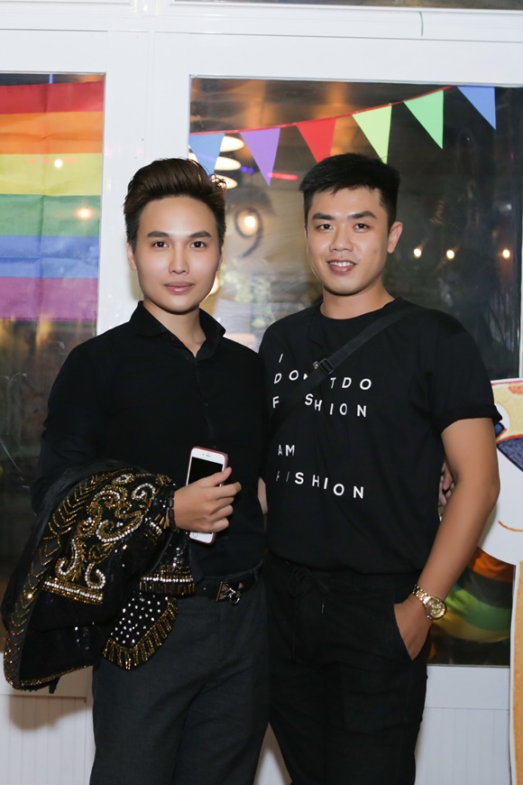 hoa-hau-chuyen-gioi-ha-vy-duy-anh-tam-tran-nam-tay-nhau-tai-su-kien-truyen-cam-hung-lgbt-sao365-3